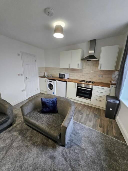 Fully Equipped Kitchen, Double Room Neath Exterior foto
